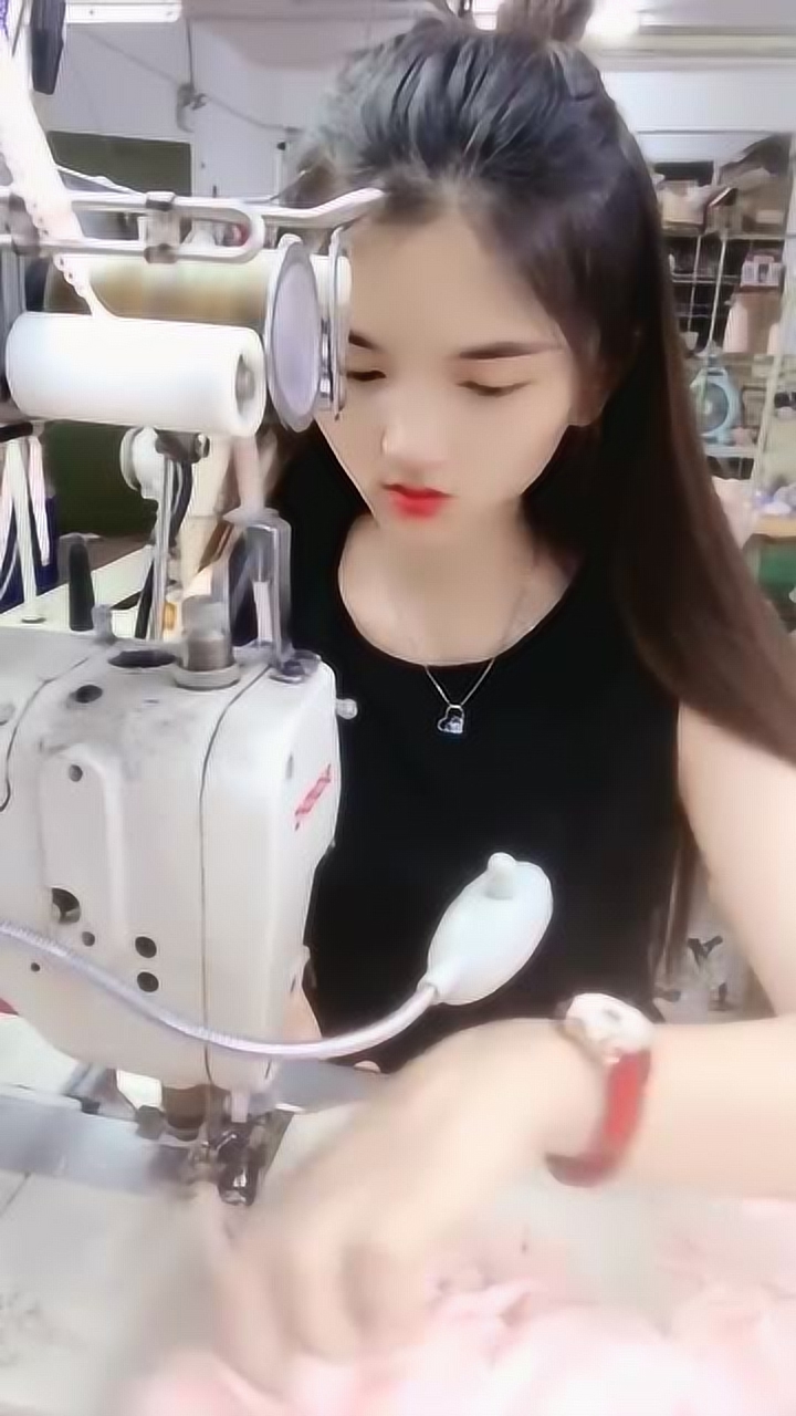 服装厂的小姐姐,这颜值真是没的说,网友:我要去上班!