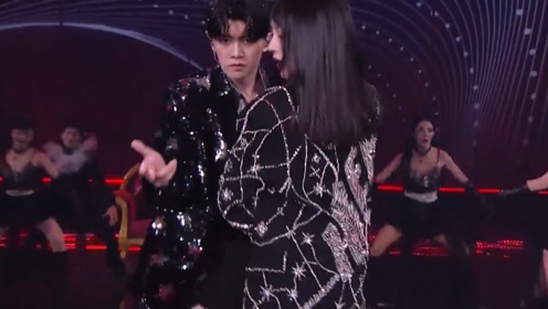 任嘉伦与李菲儿在跨年晚会唱跳《独一无二,性感热舞燃爆全场