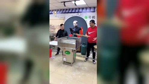 老板嫌弃机器人干活慢 机器人竟然发脾气了 太智能也不是件好事 腾讯视频