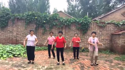 农村里的广场舞,一群农村大妈跳的不亦乐乎!