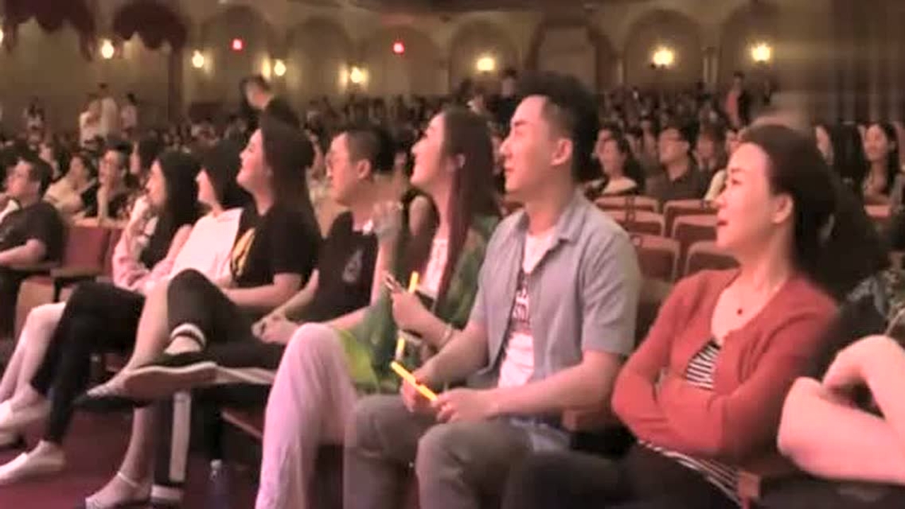 4k超清体验  01:03   德云社暖场相声,为炒热气氛砸挂头排女观众,本尊