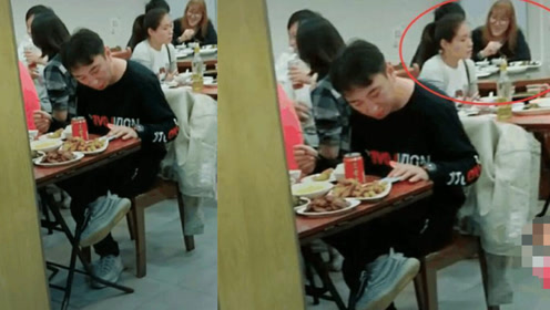王思聪嚼口香糖颁奖引热议,网友:还好校长没吃着热狗