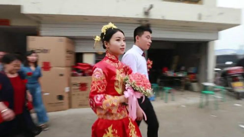 陕西农村一姑娘出嫁好拽,居然豪车不坐,和大伙走路都这么霸气