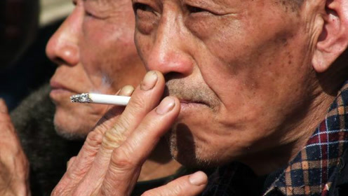 农民知道吗?抽烟也要讲究礼仪!牢记"两人不对火,三人不点烟"