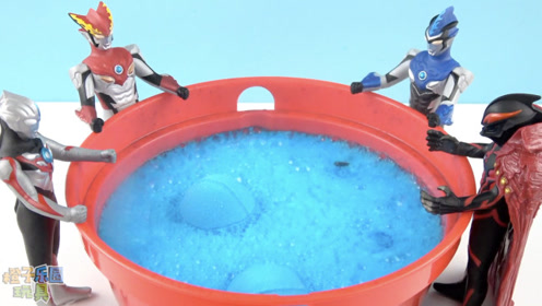 《橙子乐园在日本》罗布欧布贝利亚奥特曼泡澡球惊喜玩具