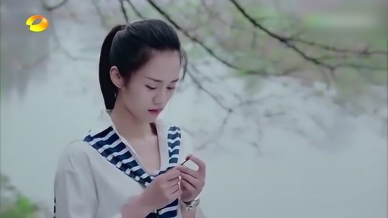 旋风少女戚百草走在路上看见一条狗居然叼走了自己的发卡