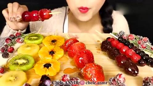 美食吃播,美女吃各种水果糖葫芦,甜甜脆脆,超好吃的呢