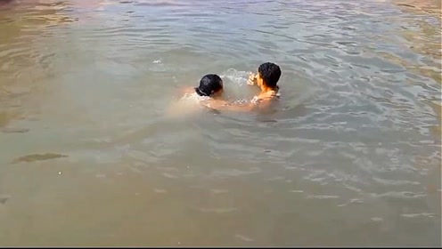 两小孩河中溺水,男子跳水救人,监控拍下这暖心瞬间
