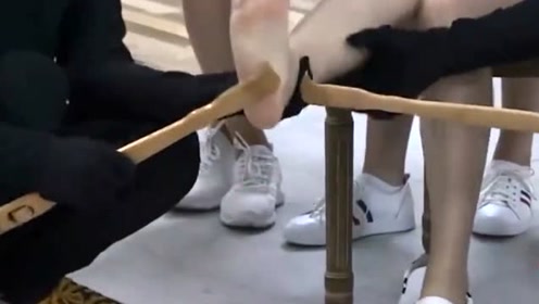 美女被强迫挠脚心,一个面无表情,一个都快抽搐了,脚趾头都变形了!