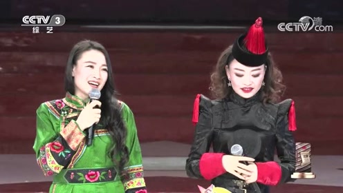 傲日其愣助唱蒙古族女歌手,两人幼时相识,还有段故事