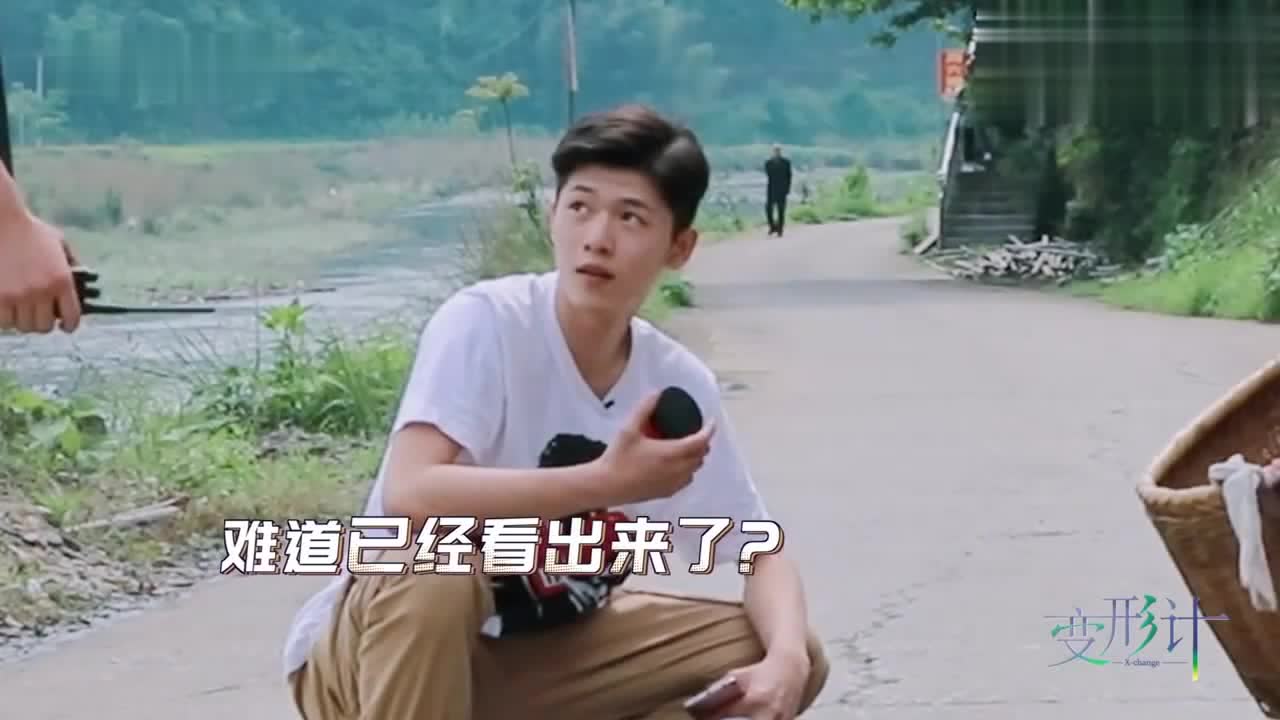01:12 张云龙充当导演嗖亓振源的箱子,亓振源肯定是变形计以来最乖
