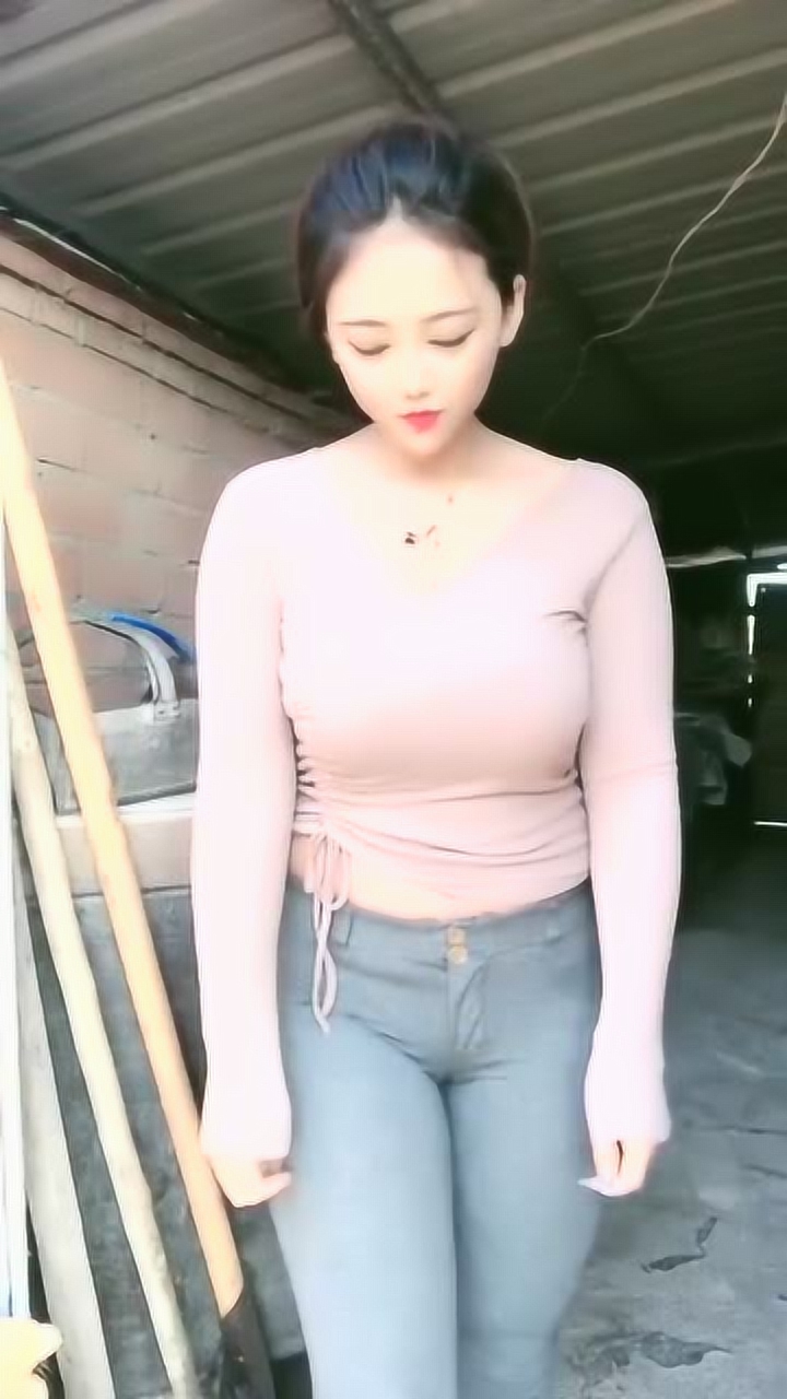 微胖身材的农村辣妈,越看越有女人味
