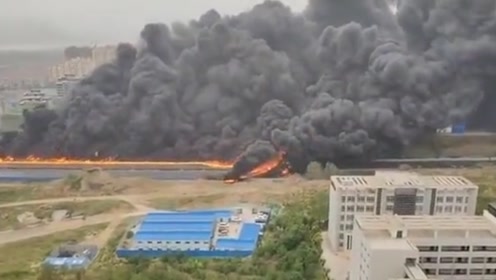 河南一装有32吨汽油的油罐车起火 致使两人死亡 现场浓烟滚滚