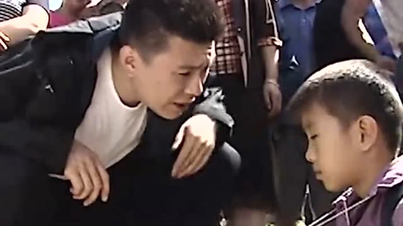 流氓欺负小孩子,被路过的所长看见,下一秒让流氓好看