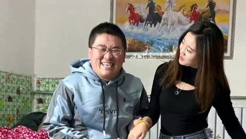 如果不是看着姜涛有名气有钱,这么漂亮的美女怎么会喜欢他,有钱能使鬼