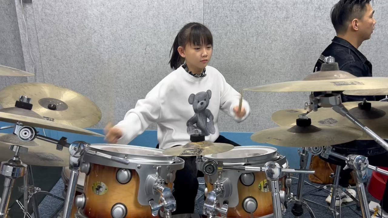 小鼓手妞妞架子鼓演奏动感歌曲,小女孩状态真的是太好了!
