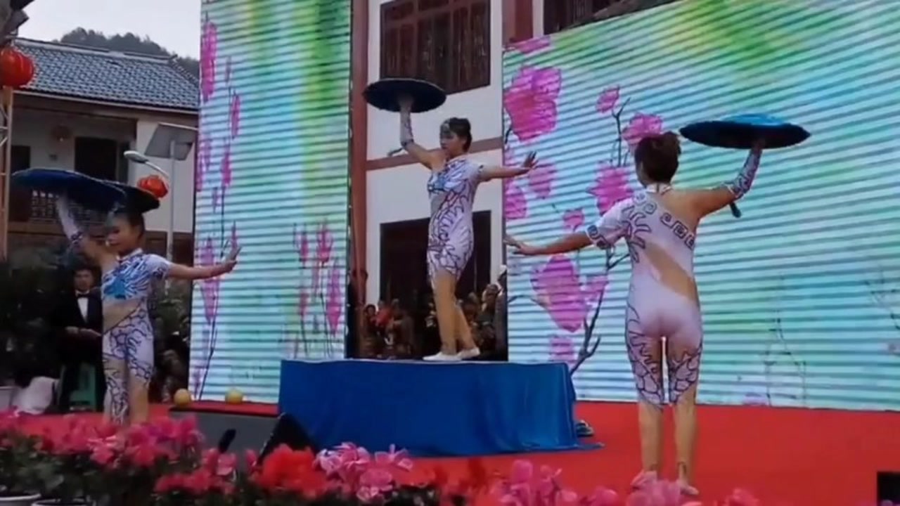 美女杂技表演