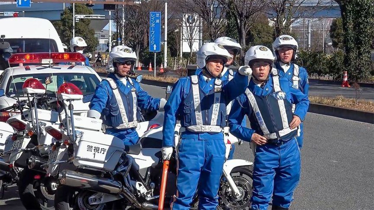 日本警察街头大规模执法 取缔非法改装车 只怪这辆车改装的太奇特