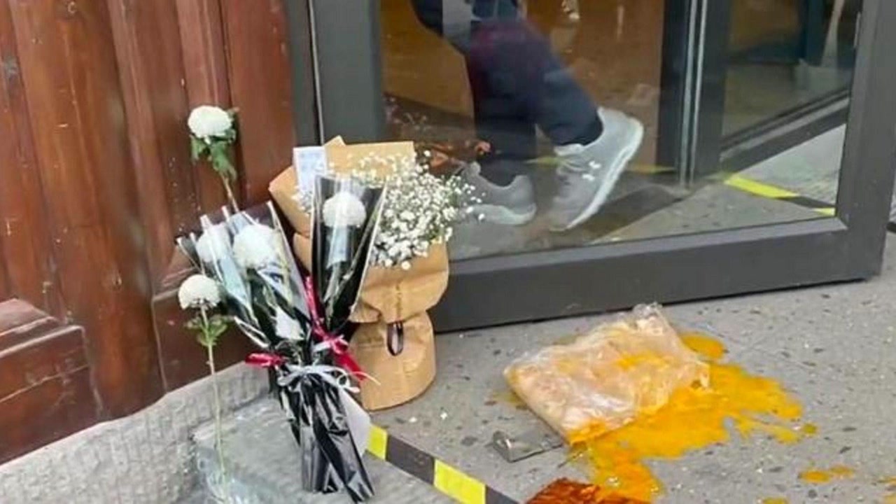 重庆驱赶民警星巴克门店被送白花扔鸡蛋 此前已发道歉声明