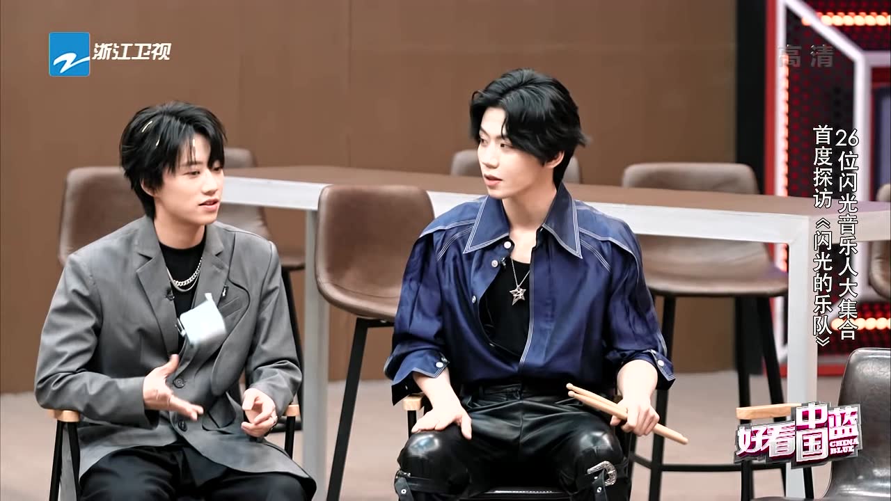 胡宇桐李润祺调侃与别人初见面:是无效社交了