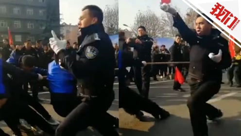 当警察成为啦啦队长 拔河加油浑身戏又跺脚又吼成 灵魂指挥官 我们视频 腾讯视频