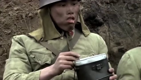 抗日剧里的神操作,男子直接滚进日军战壕,吓坏吃饭日本兵