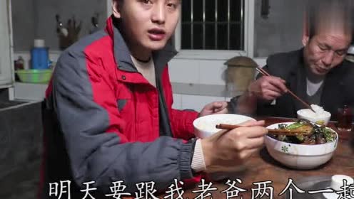 米饭哥在家炒了一份回锅肉,搭配上红酒和雪碧,看上去真下饭!