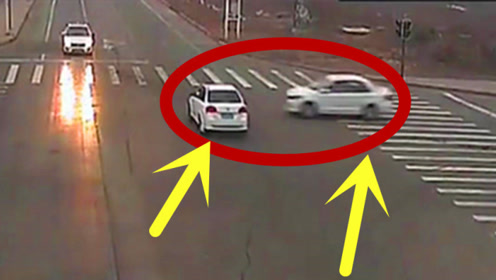 十字路口两车相撞,坑惨了等红灯的白色轿车,真是躺着也中枪啊!