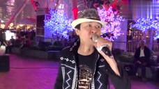 大叔街头献唱《倚天屠龙记》,一首经典影视金曲,你听出是哪版?