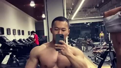 爷们儿肌肉男,健身房自拍,man