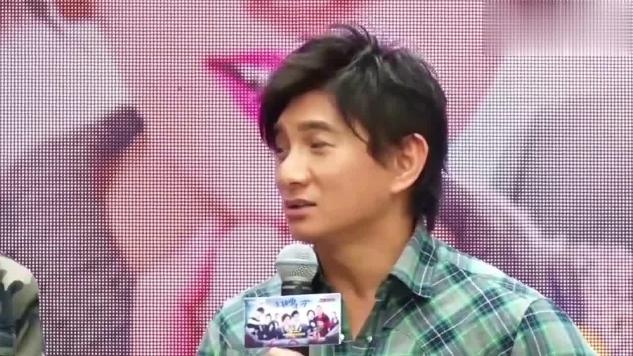 父子日常互动首曝光!吴奇隆推婴儿车溜娃,6个月儿子小脚超萌
