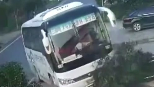 大巴司机驾驶时突发心脏病身亡,市民:他倒下前放慢车速救了一车人!