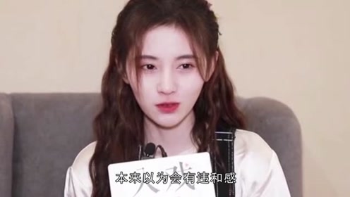 26岁鞠婧祎下班私服,米色绒毛外套略显呆萌,对着镜头挥手很可爱