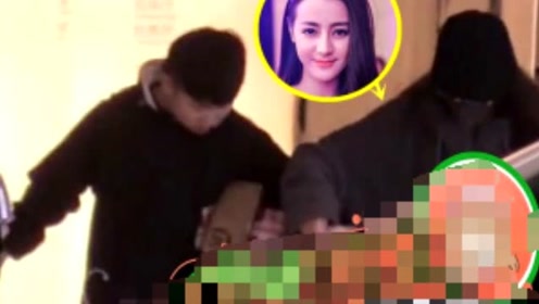 迪丽热巴全副武装低调现身 不忘回头帮助理拎行李超暖心
