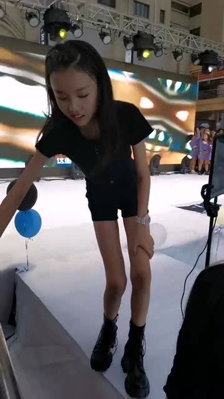 童模宋小睿为了比赛真是努力,刚跳完舞,现在马上就要走秀!