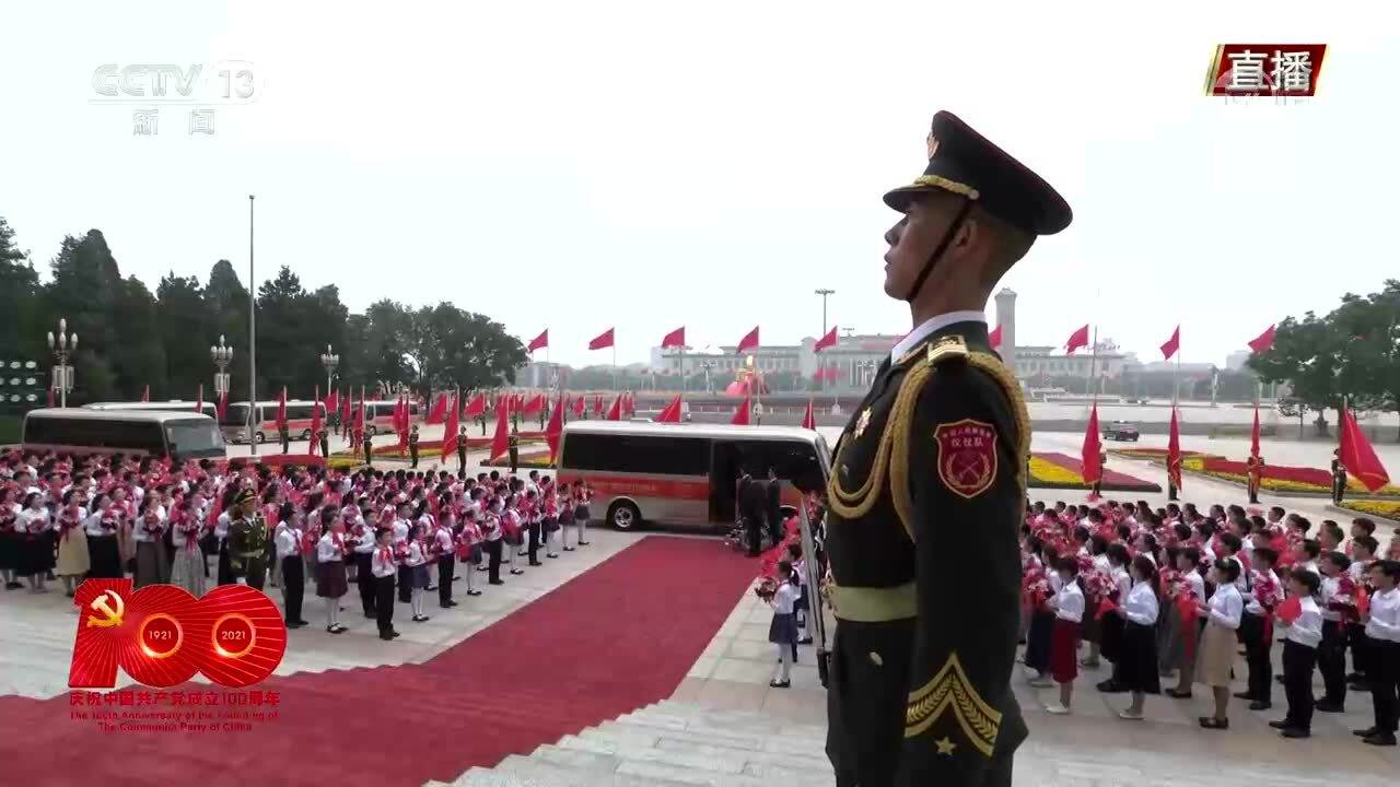 “七一勋章”颁授仪式今天举行 功勋党员抵达人民大会堂受到热烈欢迎