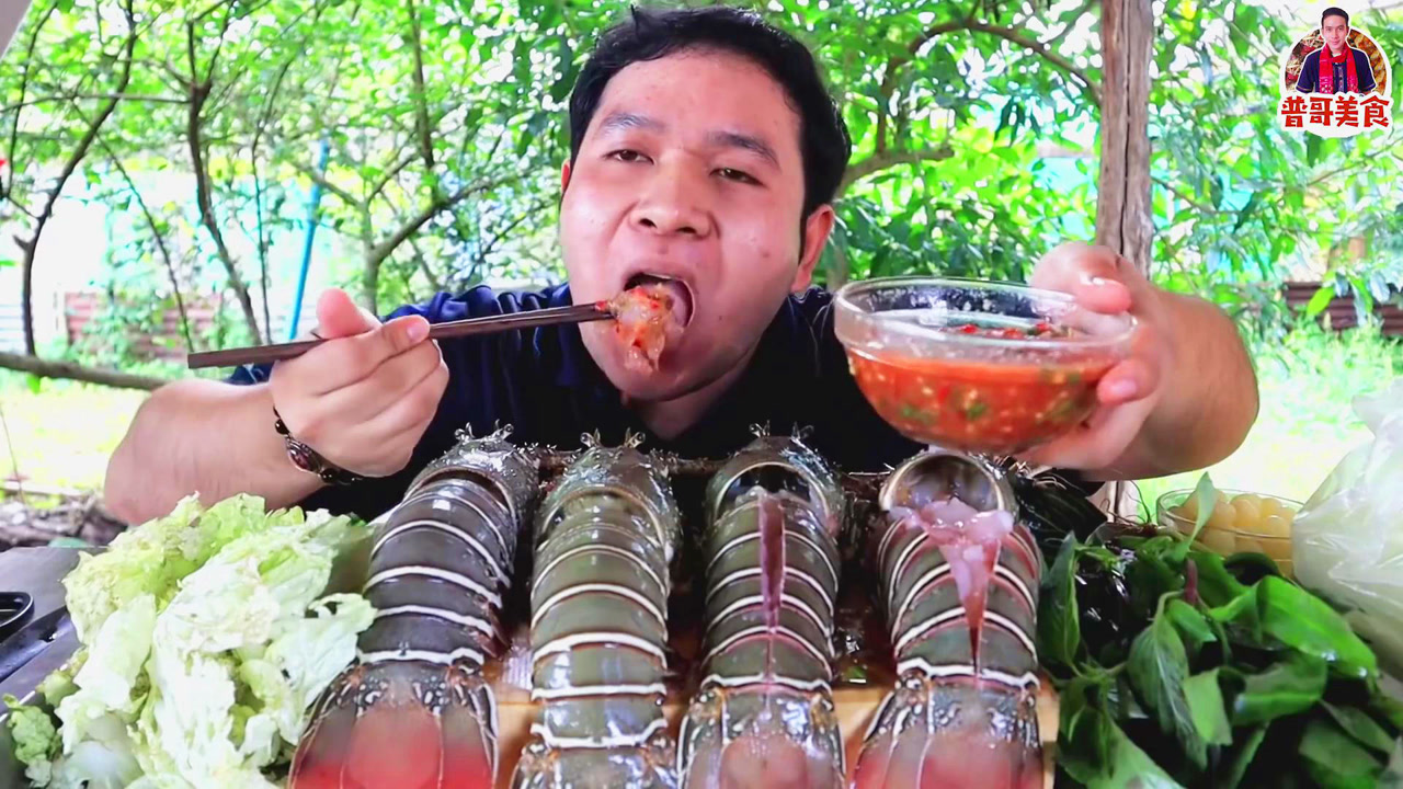 普哥美食:大龙虾刺身蘸酱, 肉质美味有弹性,爽爆了!