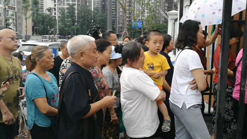 实拍放学后的幼儿园门口,接送孩子的几乎全是老人