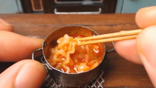 世界上最小的迷你泡面,用牙签当筷子,一口气可以吃60多包!