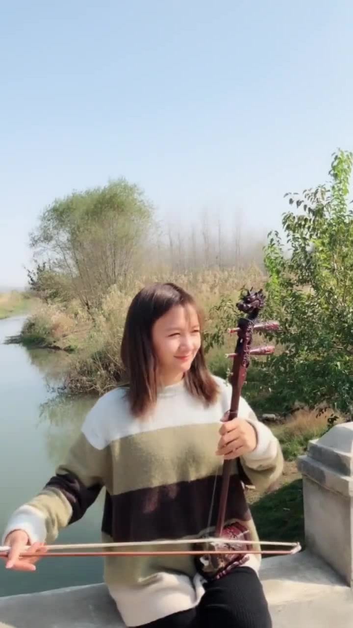 美女二胡演奏得不错,真是非常有才华!