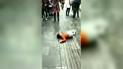 有一位小孩从楼上摔下来,小孩已经去世了.