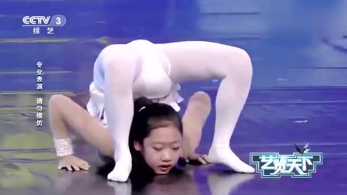 美女小萝莉大秀一字马,身材真是太柔软了,看的真过瘾