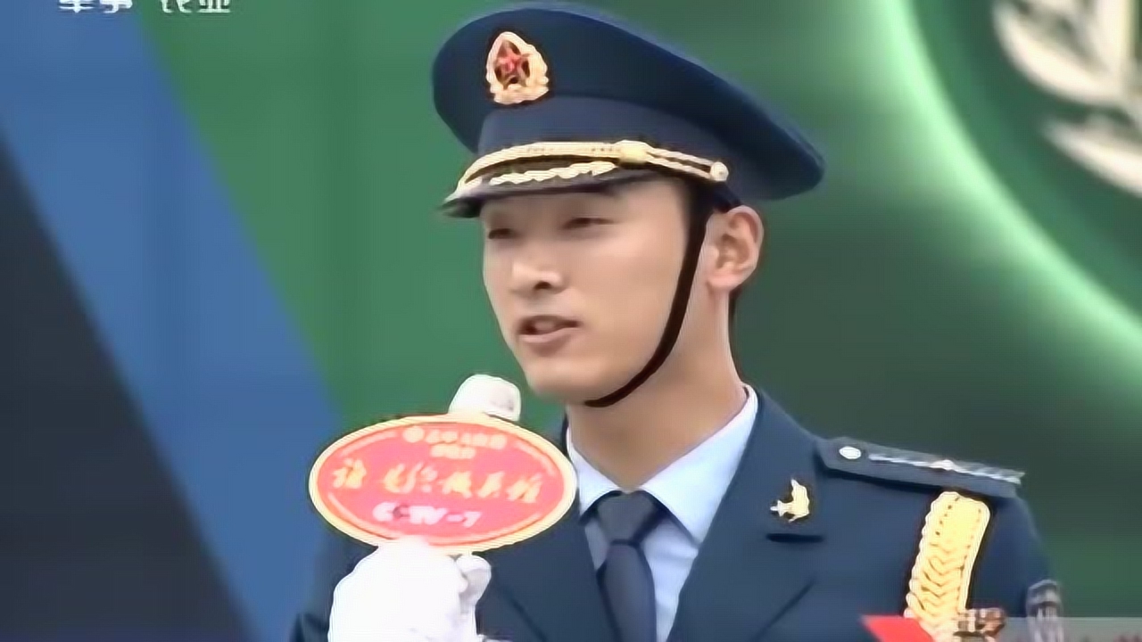 三军仪仗队:孙国祥不仅帅气,他手握住话筒,神情振奋人心