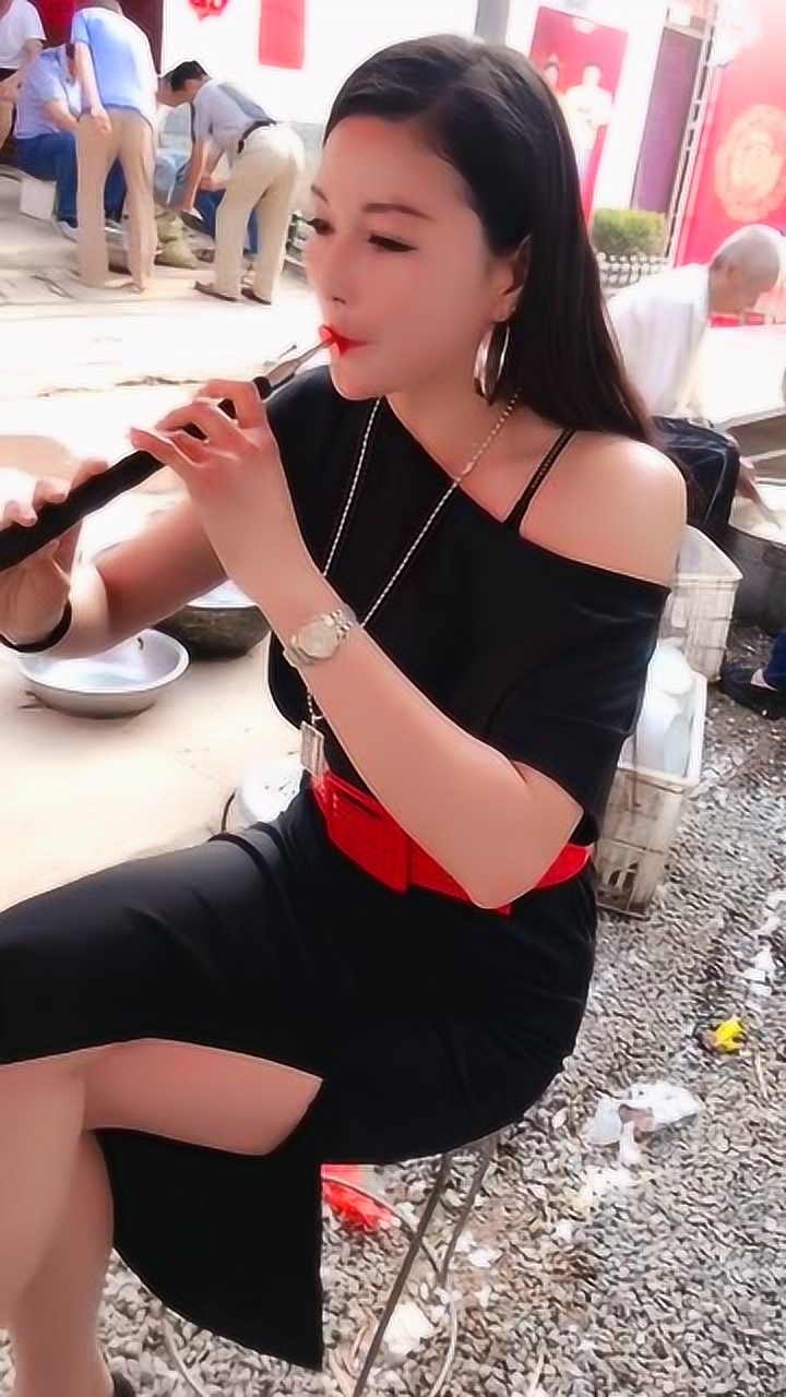 美女唢呐演奏精彩有韵味,吹得真是不错!
