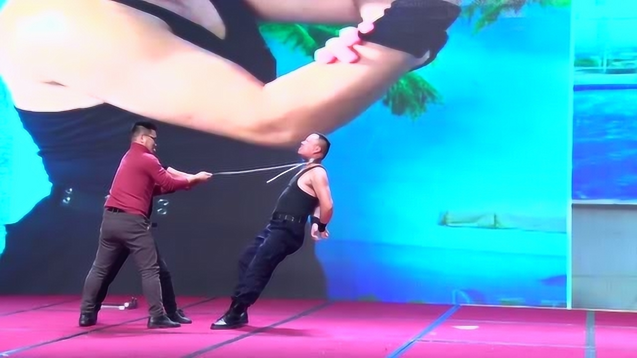 "功夫之王"再现硬气功:钢筋锁喉,喉顶铁剑,请勿模仿!