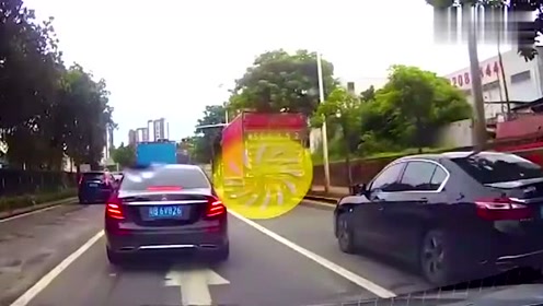 奔驰车就在眼前,女司机这操作我佩服,一看家里就不差钱!