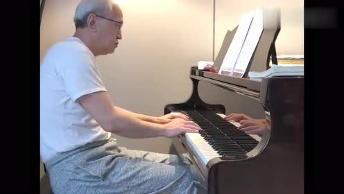 钢琴一曲《一帘幽梦》,老爷爷弹钢琴的样子真熟练,真帅!