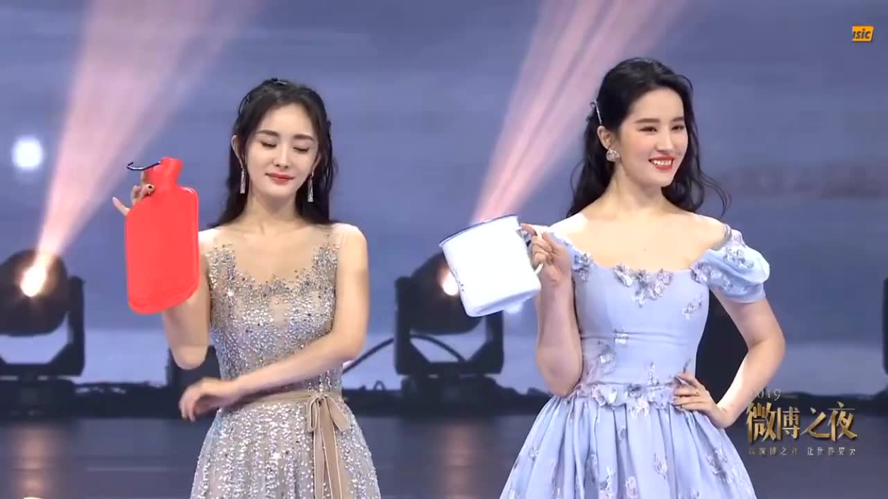 四花演绎另类时尚,杨幂背热水袋,刘亦菲拿大瓷缸,佟丽娅戴洗碗手套