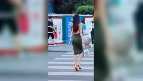 热门视频：路上偶遇美女，身材无敌了