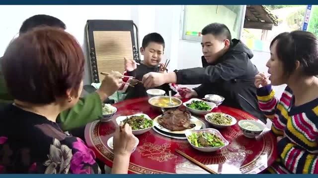 超小厨带老婆回婆家,紧张的小杨不敢大声说话,帮婆婆一起下厨做饭